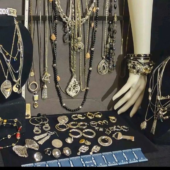 3 LBs Curated Jewelry Lot~ $199 a LB (pound)~ Gold & Silver - Picture 3 of 6
